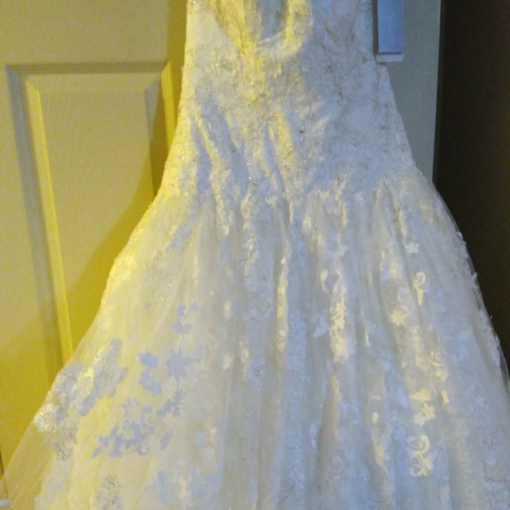 Wedding dress - Picture 3 of 5